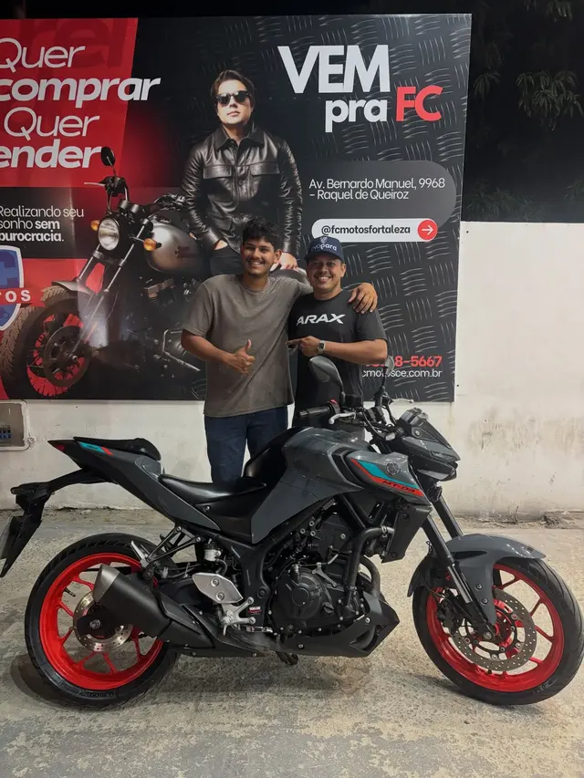 Cliente da FC Motos realizando o sonho da moto nova