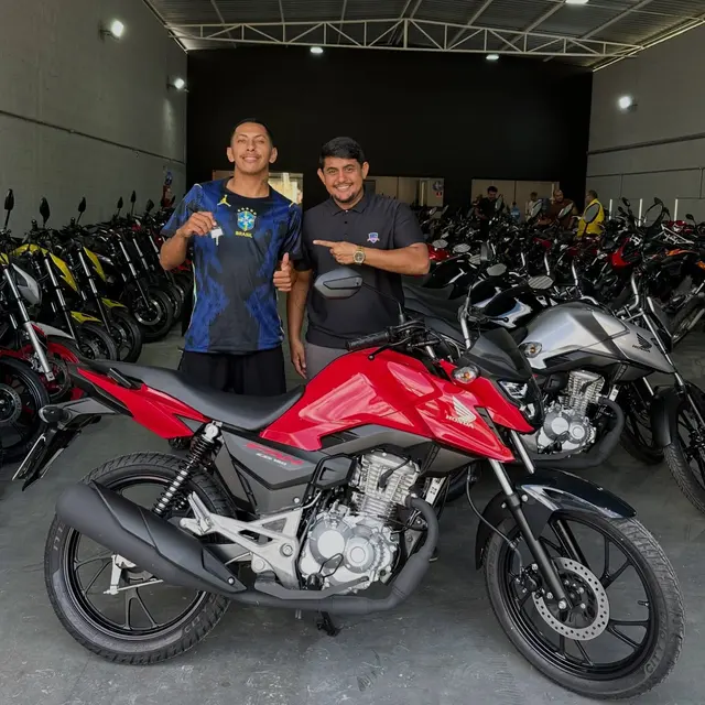 Cliente da FC Motos realizando o sonho da moto nova